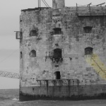 photo-Trace laissée dans les murs du fort par le Marégraphe.