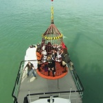 photo-Le transbordement du bateau vers la plateforme