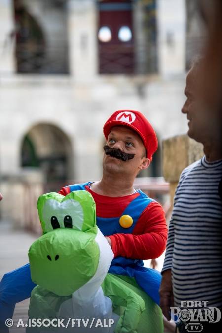 Passe-Muraille déguisé en Mario chevauchant Yoshi(2021)