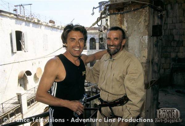 Gérard Holtz aux côtés d'Antoine Marcon devant le Pont de singe(1996)