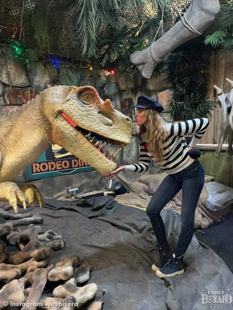 Delphine Wespiser avec le Dino du Rodéo-Dino.(2021)