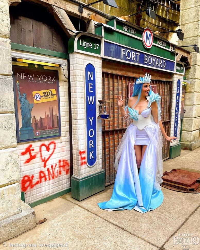 Blanche devant la porte du Métro(2021)