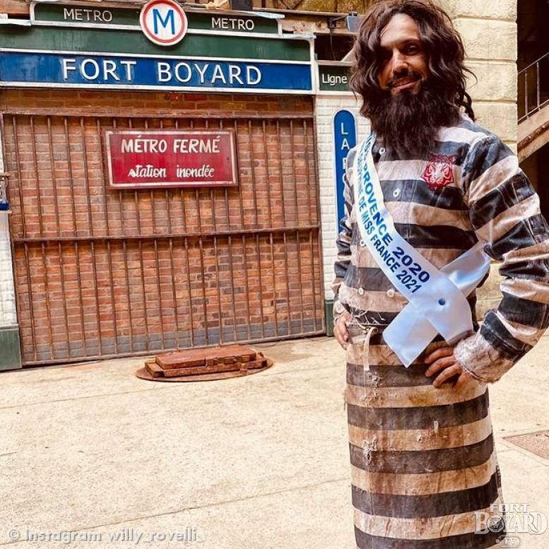 Le Chef Willy en tenue de Miss devant la porte du Métro(2021)