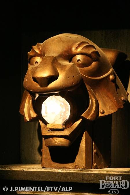 La tête de tigre marquant l'entrée du Conseil(2005)