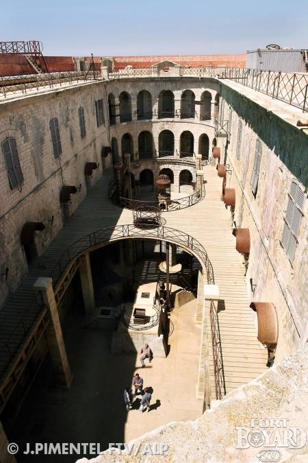La cour intérieure vue depuis la terrasse du fort(2005)