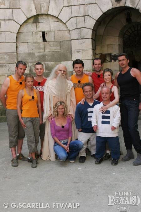 L'équipe de Séverine Ferrer avec les personnages du fort(2005)
