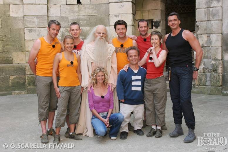 L'équipe de Séverine Ferrer avec les personnages du fort(2005)