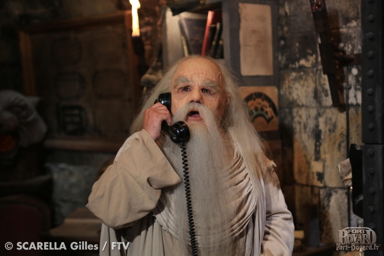 Le Père Fouras passe un appel (à Nabilla peut-être allez savoir ...)(2013)