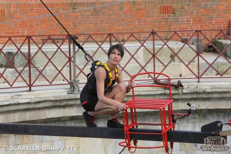 Alessandra Sublet dans l'aventure de la Chaise instable repère le trapèze(2013)