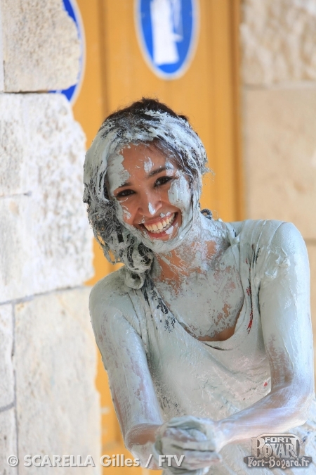 Aïda souriante à la sortie de l'épreuve de la Lutte dans la boue(2013)