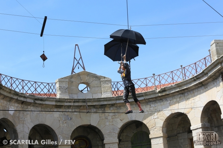 Danièle Evenou en approche de son objectif dans les Parapluies(2013)