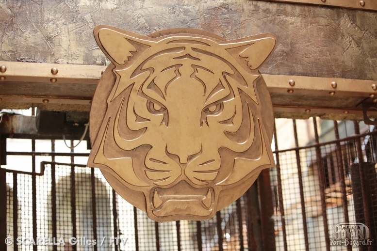 Une tête de tigre trône désormais au dessus de la grille de la salle du trésor(2014)