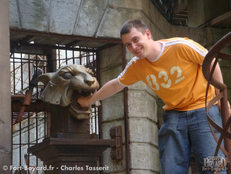 Charles devant une des têtes de tigre de la Salle du Trésor(2009)