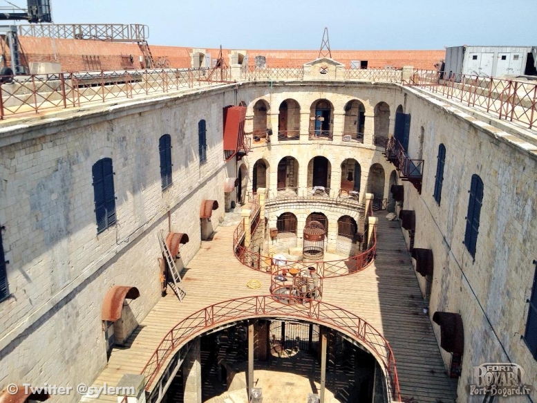 Vue depuis la passerelle de l'intérieur du fort(2015)