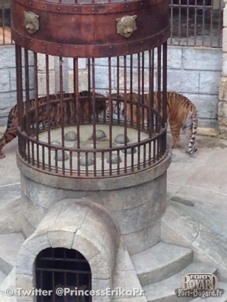 Les tigres gardent la Salle du Trésor (2015)