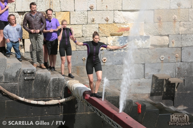 Laury Thilleman et Sylvie Tellier dans l'épreuve de la Poutre jets d'eau(2015)