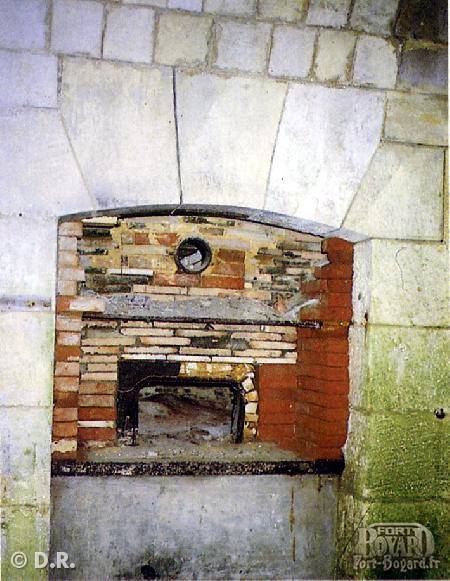 Ancien four à pain dans la cuisine du fort, encore présent aujourd'hui.(1960)