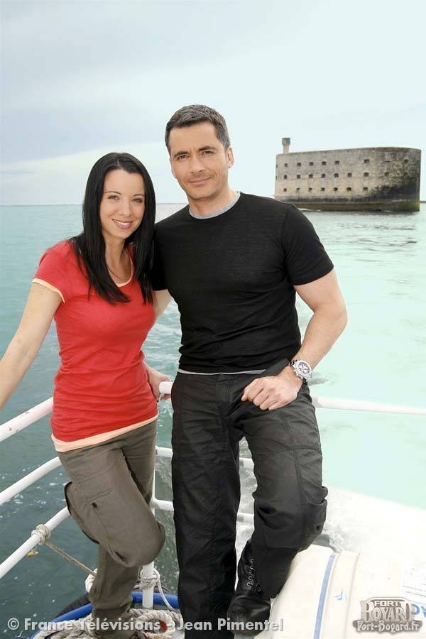 Anne-Gaëlle Riccio et Olivier Minne sur le bateau qui les emmène au fort.(2007)