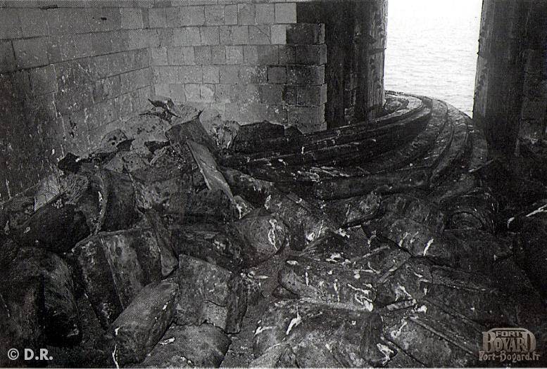 La carrelet où sont entreposés les rails des canons et des pierres censées servir à réparer le port(1960)