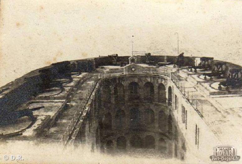 Vue depuis la vigie de la cour intérieure et de la terrasse armée de ses canons.(1911)
