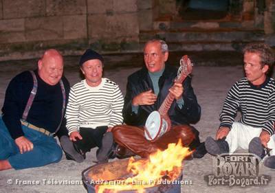 Les personnages du fort en pleine nuit autour d'un feu de camp(1997)