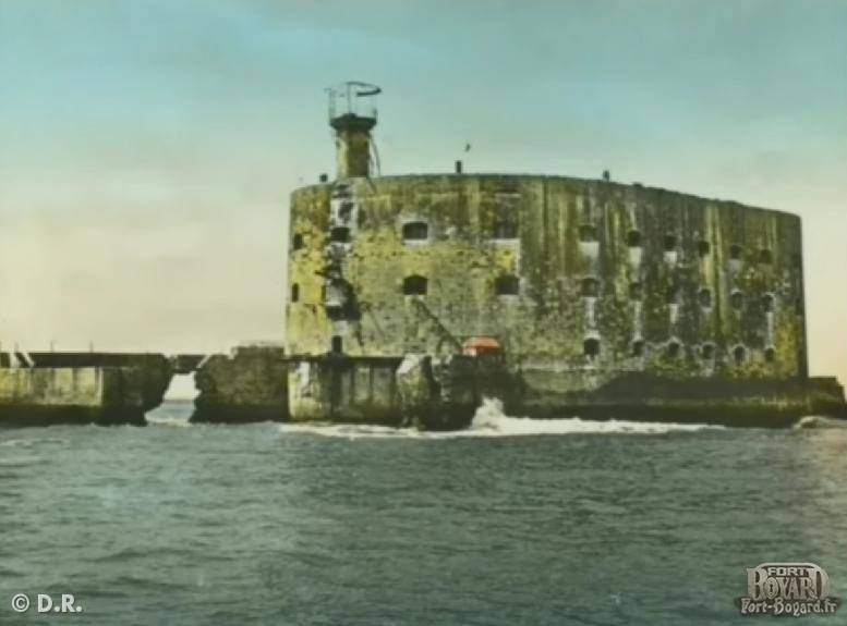 Le fort récemment abandonné avec son port progressivement détruit par la mer(1910)