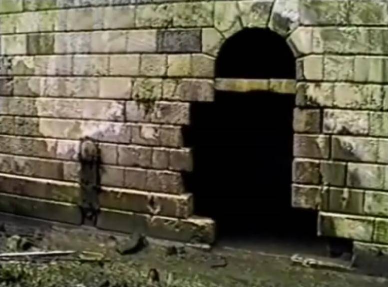 Porte détruite du rez-de-chaussé de la cour intérieure du fort(1989)